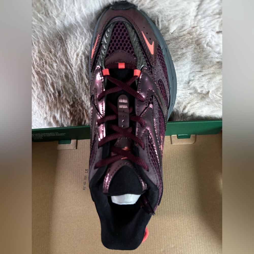 BNIB LACOSTE STUNNING RUNNERS.